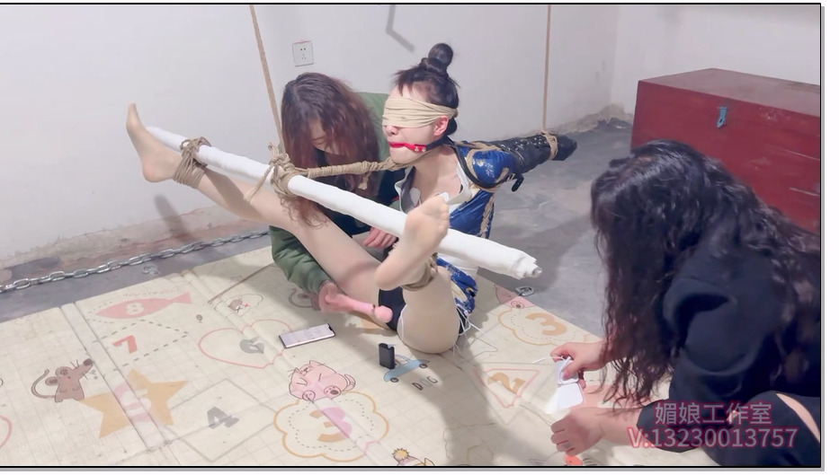 MNGZS105-媚娘工作室 水儿和媚娘把书瑶直臂捆绑戴上直臂单手套，有用绳子固定在背后的升降杆