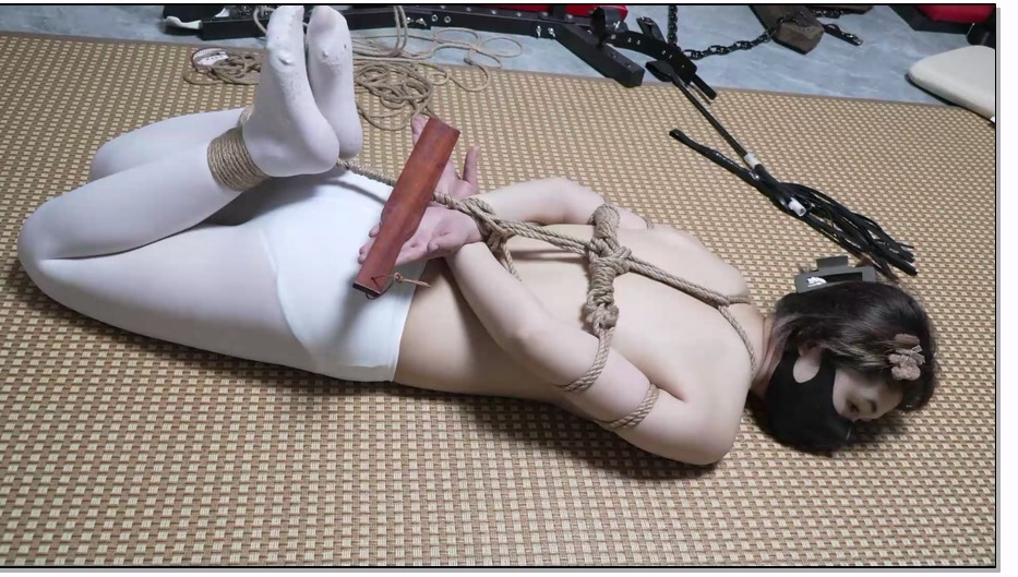 FYYC052-缚予 线下真实调教之新模19岁大一新生雯雯白丝乳贴跪缚+驷马调教！白丝乳贴+股绳吊